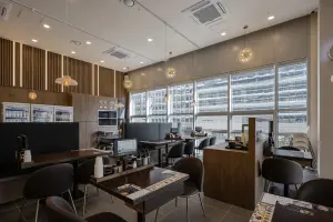 우드루버 포인트월이 돋보이는 모던 식당 인테리어